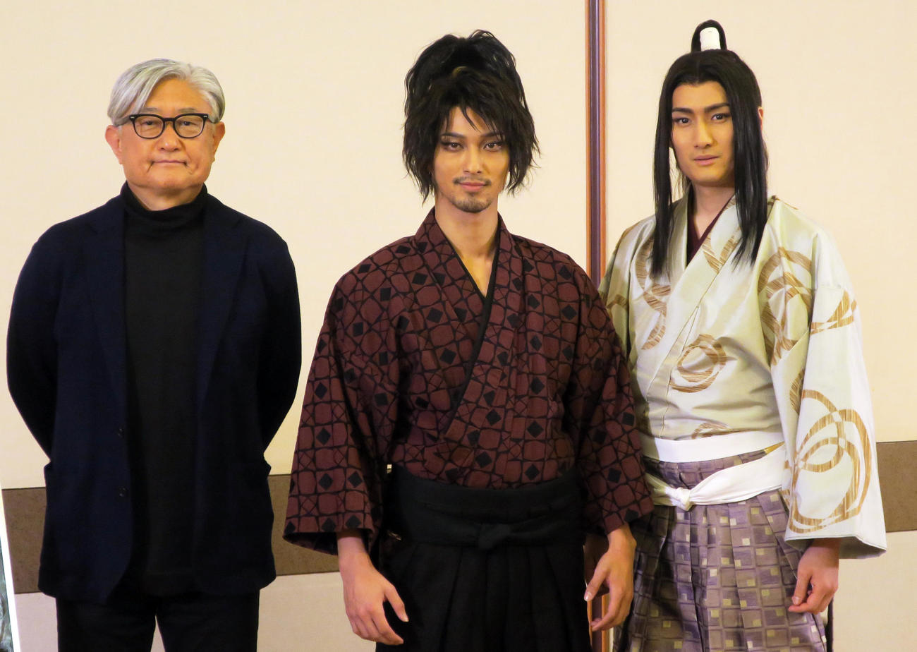 舞台「巌流島」初日前会見で。左から、演出の堤幸彦氏、横浜流星、中村隼人