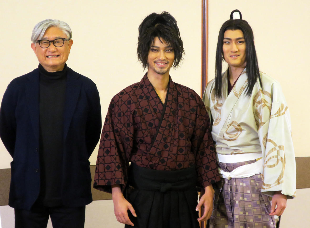 舞台「巌流島」初日前会見で。左から、演出の堤幸彦氏、横浜流星、中村隼人
