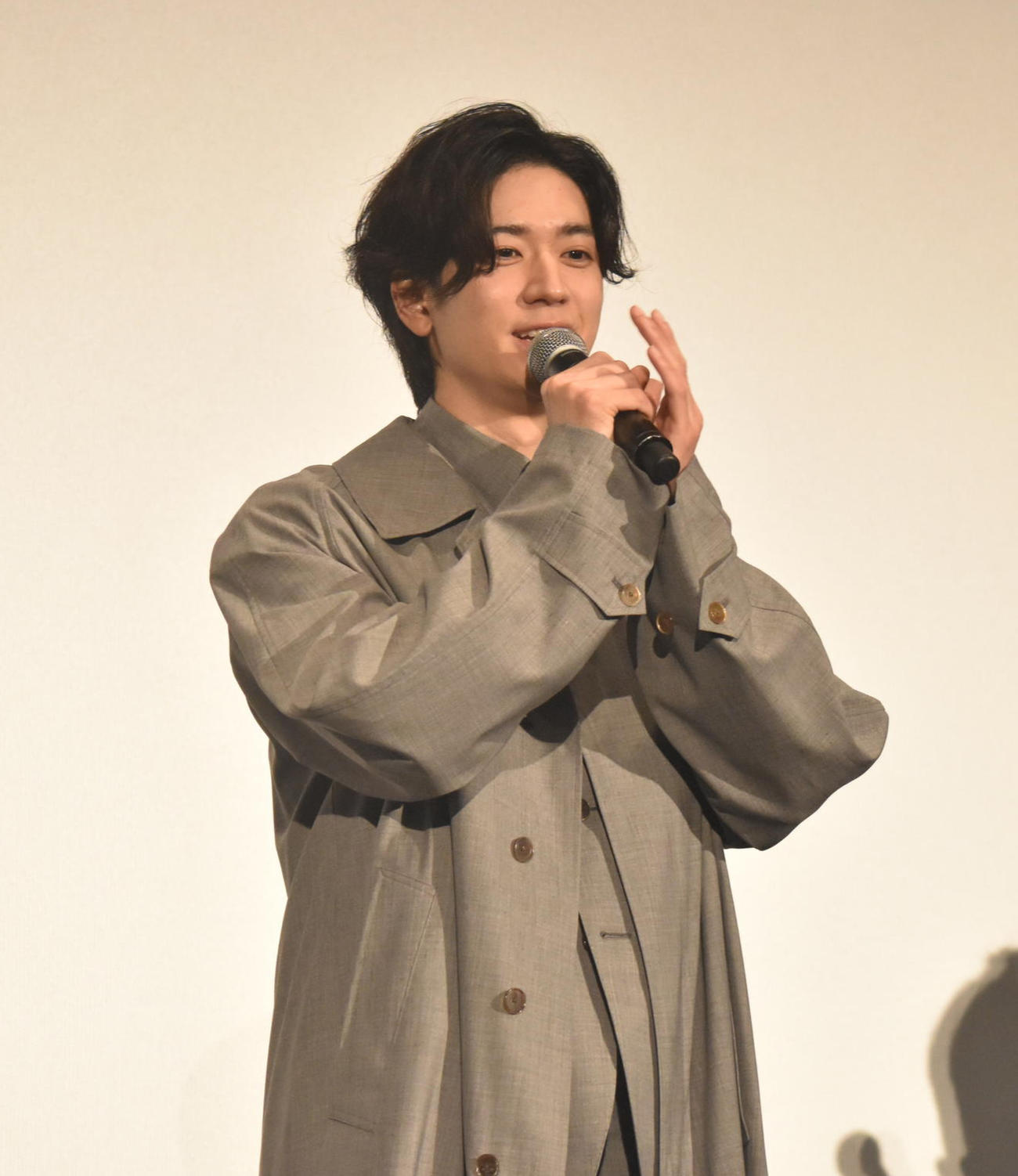 主演映画「＃マンホール」前夜祭舞台あいさつに登壇した中島裕翔