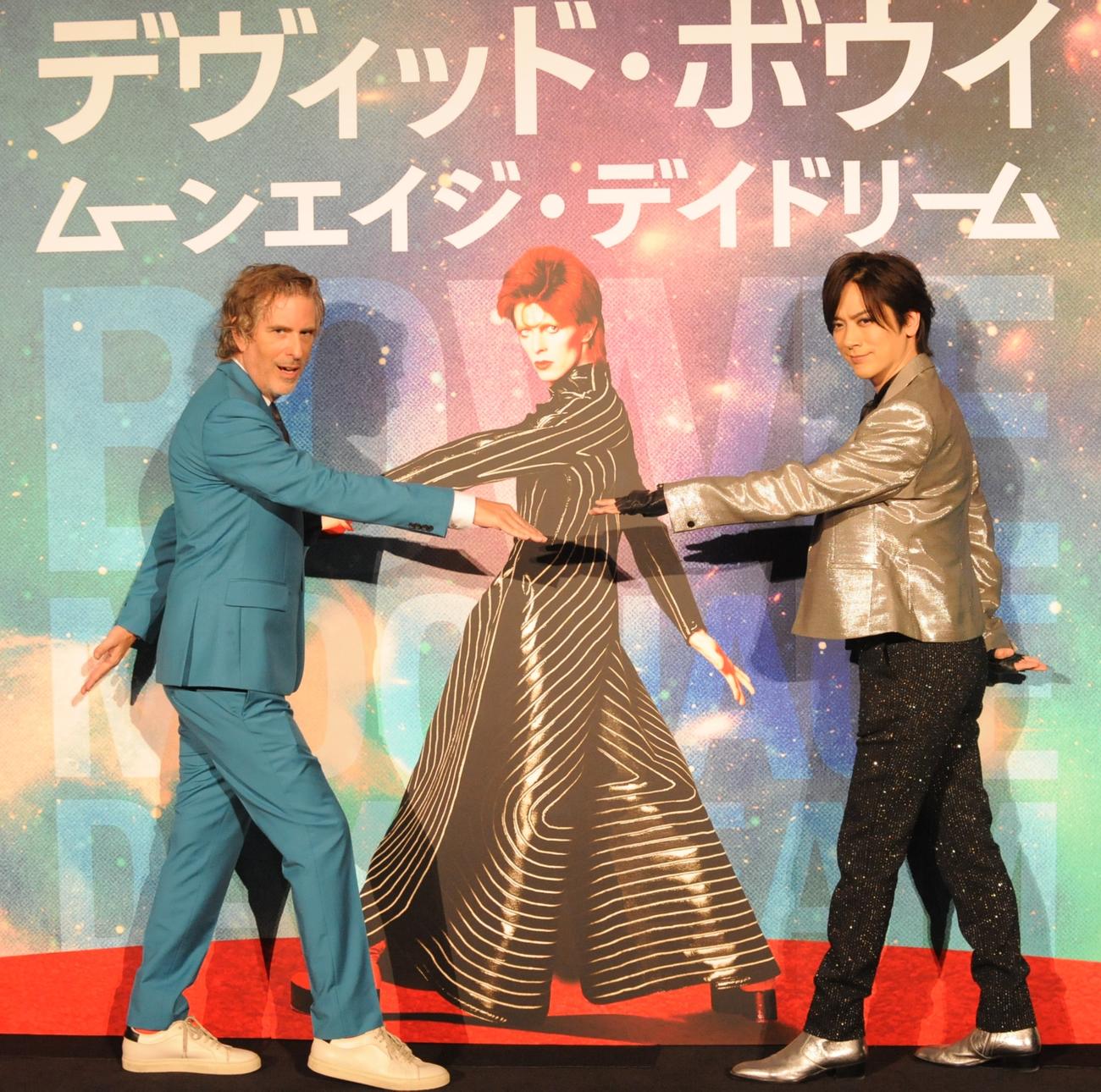 「デヴィッド・ボウイ　ムーンエイジ・デイドリーム」のイベントに出席するブレット・モーゲン監督（左）とDAIGO（撮影・高橋洋平）