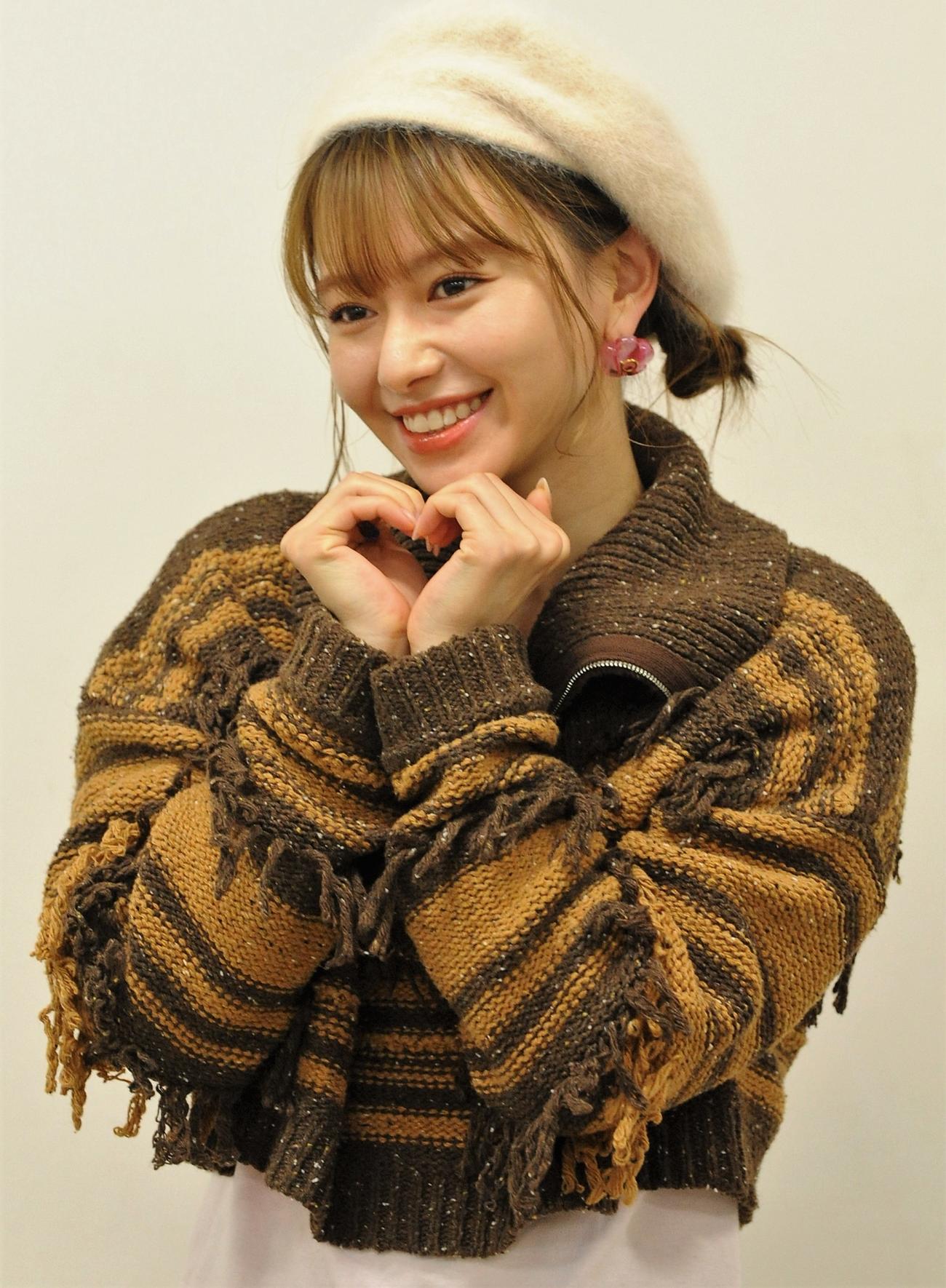 「忍者に結婚は難しい」に出演する山本舞香が「ハートポーズ」を披露（撮影・高橋洋平）