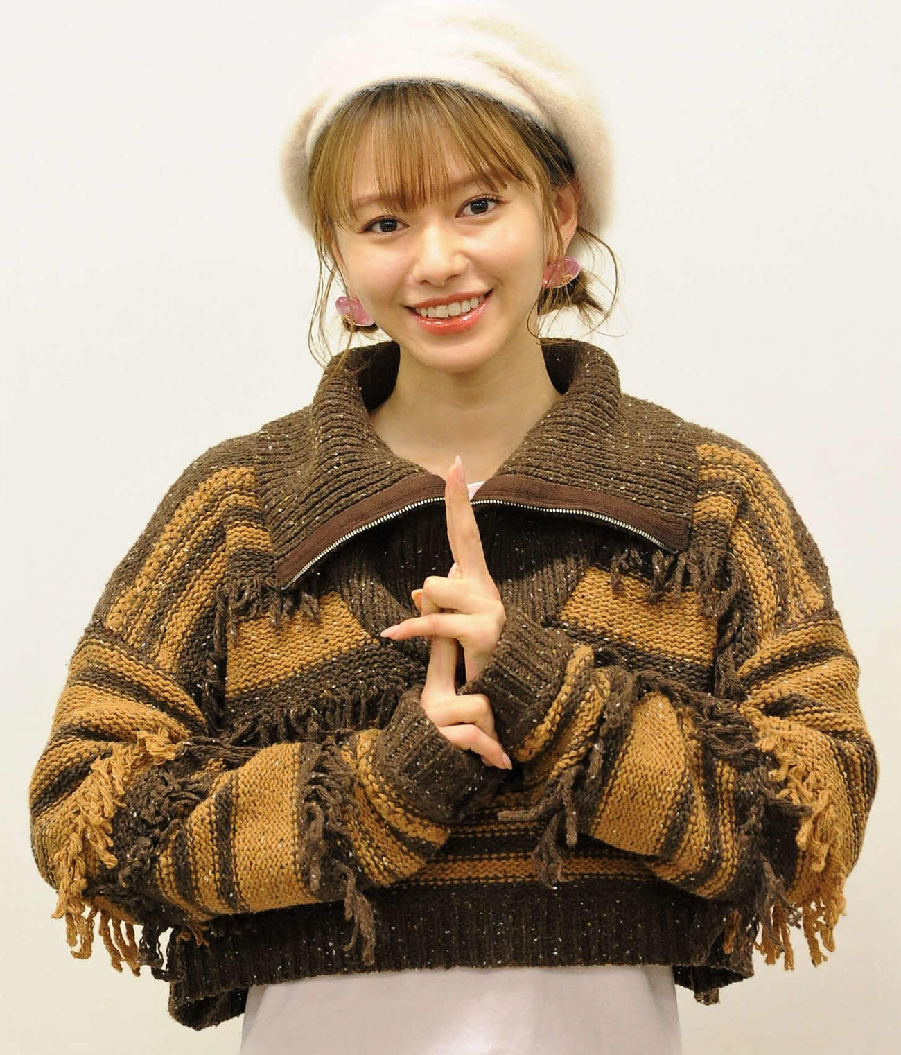 「忍者に結婚は難しい」に出演する山本舞香が「ニンニンポーズ」を披露（撮影・高橋洋平）