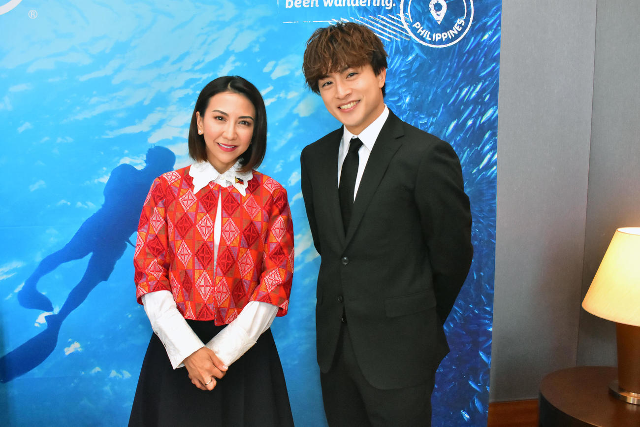 フィリピン観光大使に就任したGENERATIONS白濱亜嵐。左はフラスコ観光大臣