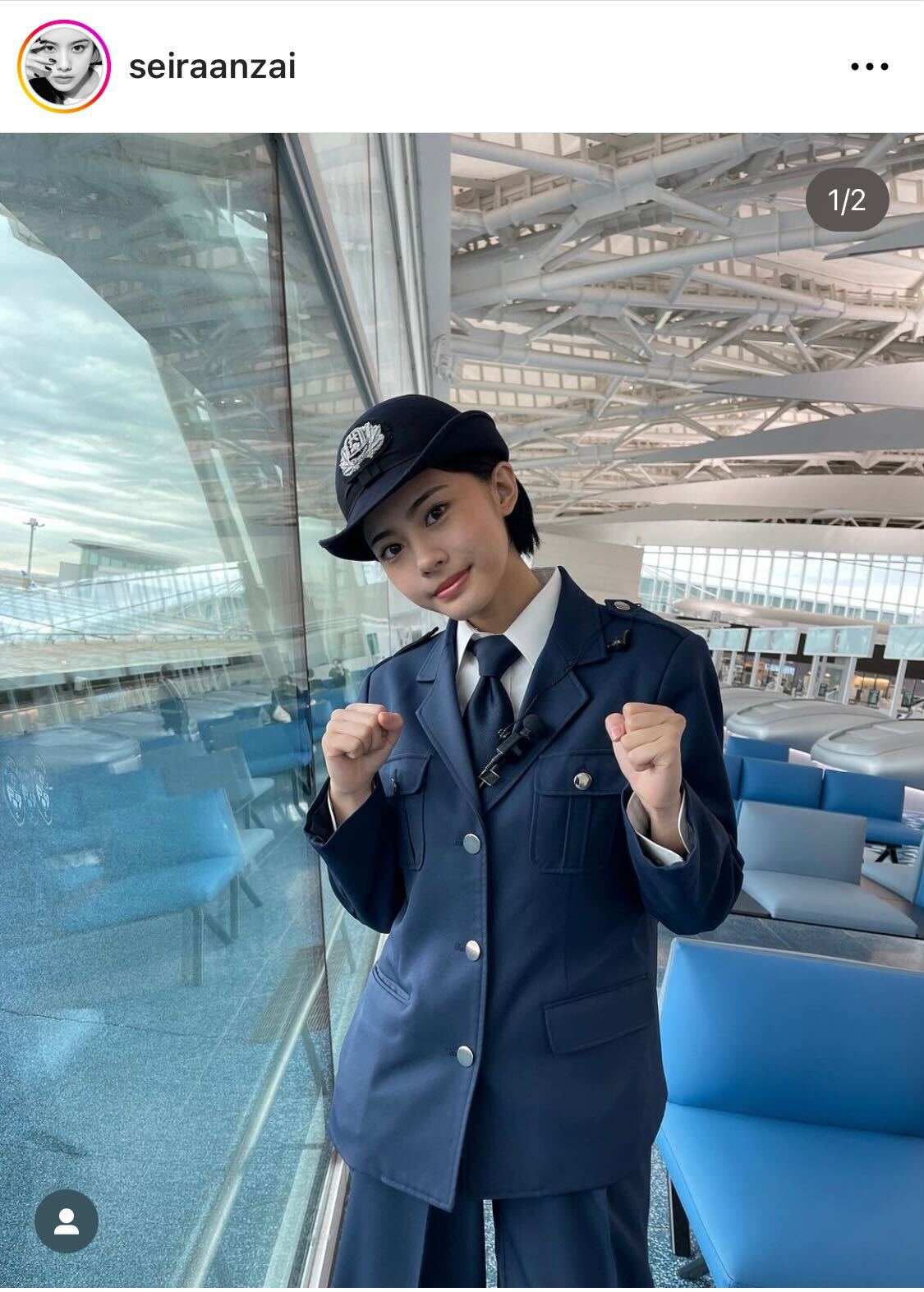 制服姿を披露した安斉星来（安斉星来のインスタグラムより）
