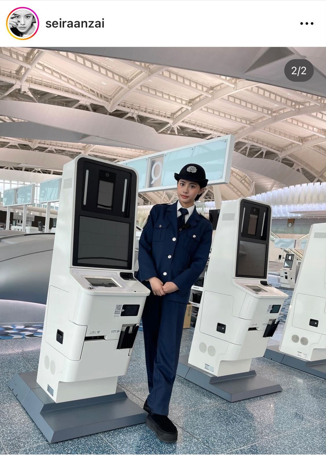 制服姿を披露した安斉星来（安斉星来のインスタグラムより）