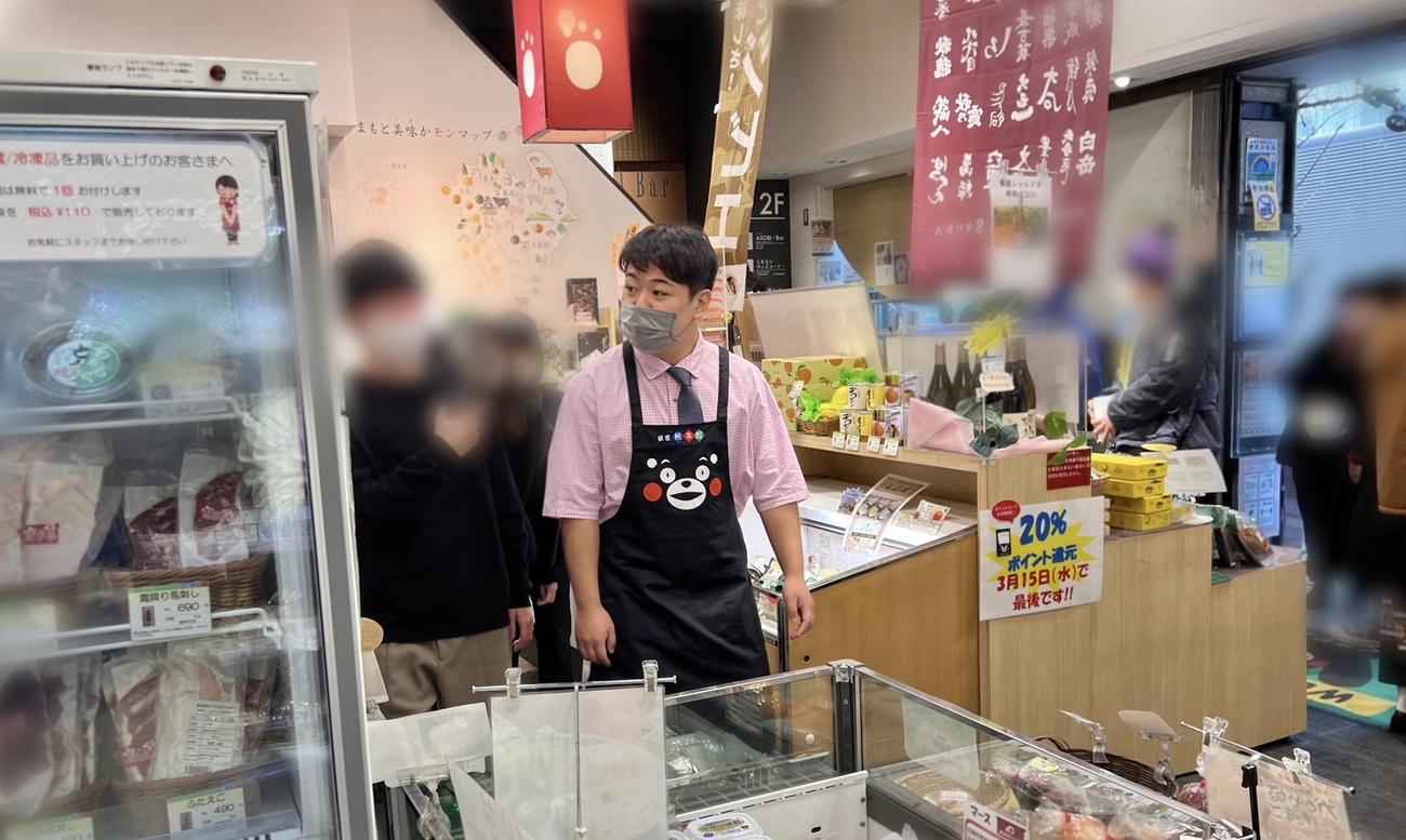 東京・銀座にある熊本県のアンテナショップ「銀座熊本館」で一日販売員を務めたお笑いコンビ、ニシダ