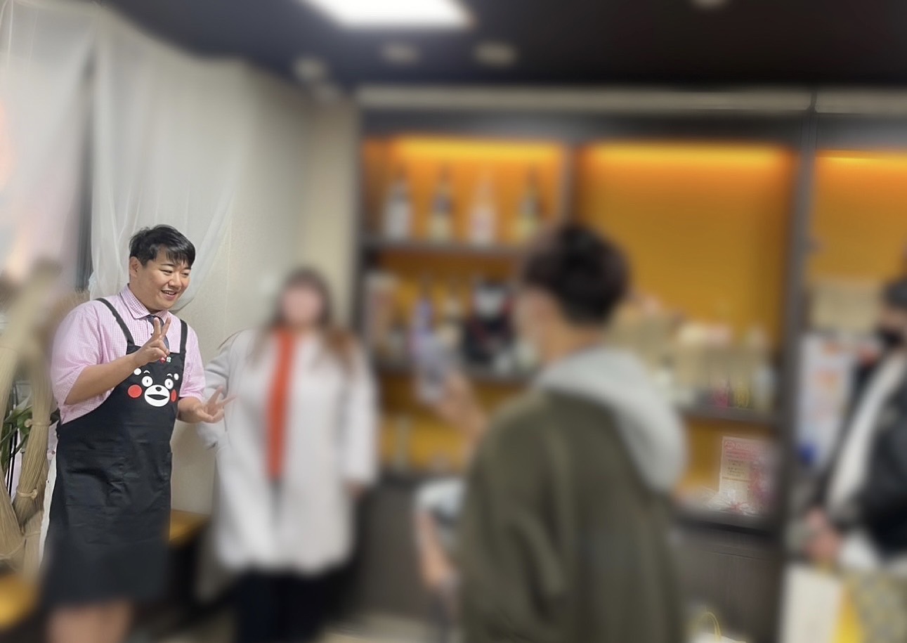 東京・銀座にある熊本県のアンテナショップ「銀座熊本館」で一日販売員を務めたお笑いコンビ、ニシダ