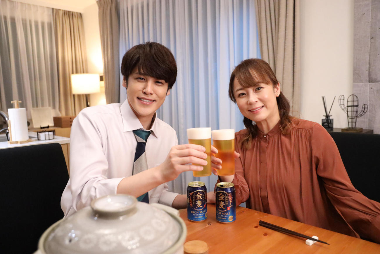 「女神の教室～リーガル青春白書～」に出演する宮野真守と佐藤仁美はサントリー「金麦」CMに出演（C）フジテレビ