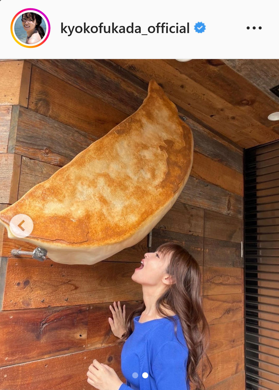 口を大きく開け、巨大ギョーザにかぶりつこうとしている深田恭子（インスタグラムより）