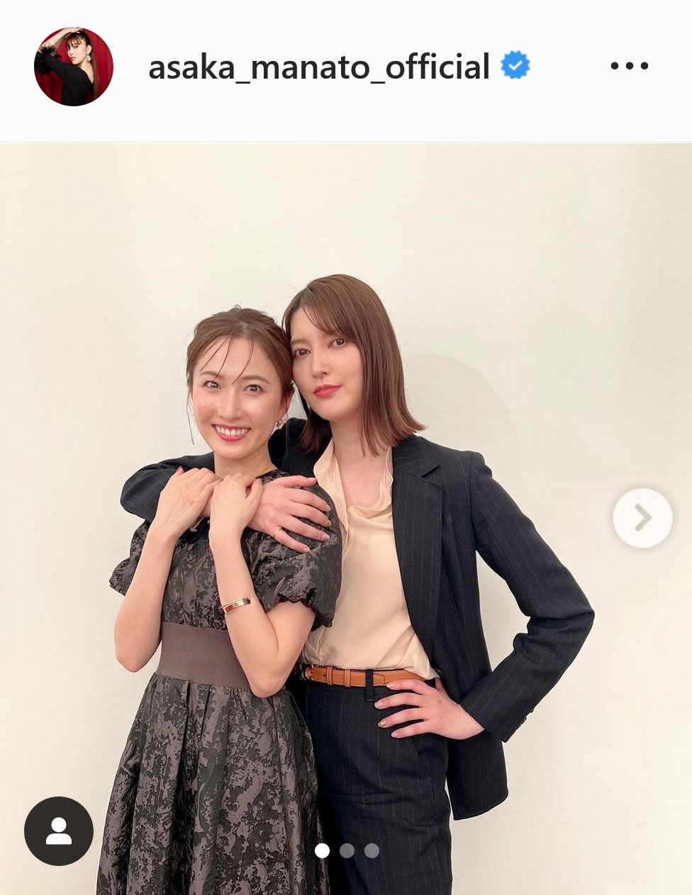 実咲凜音を片手でバックハグする朝夏まなと（インスタグラムより）