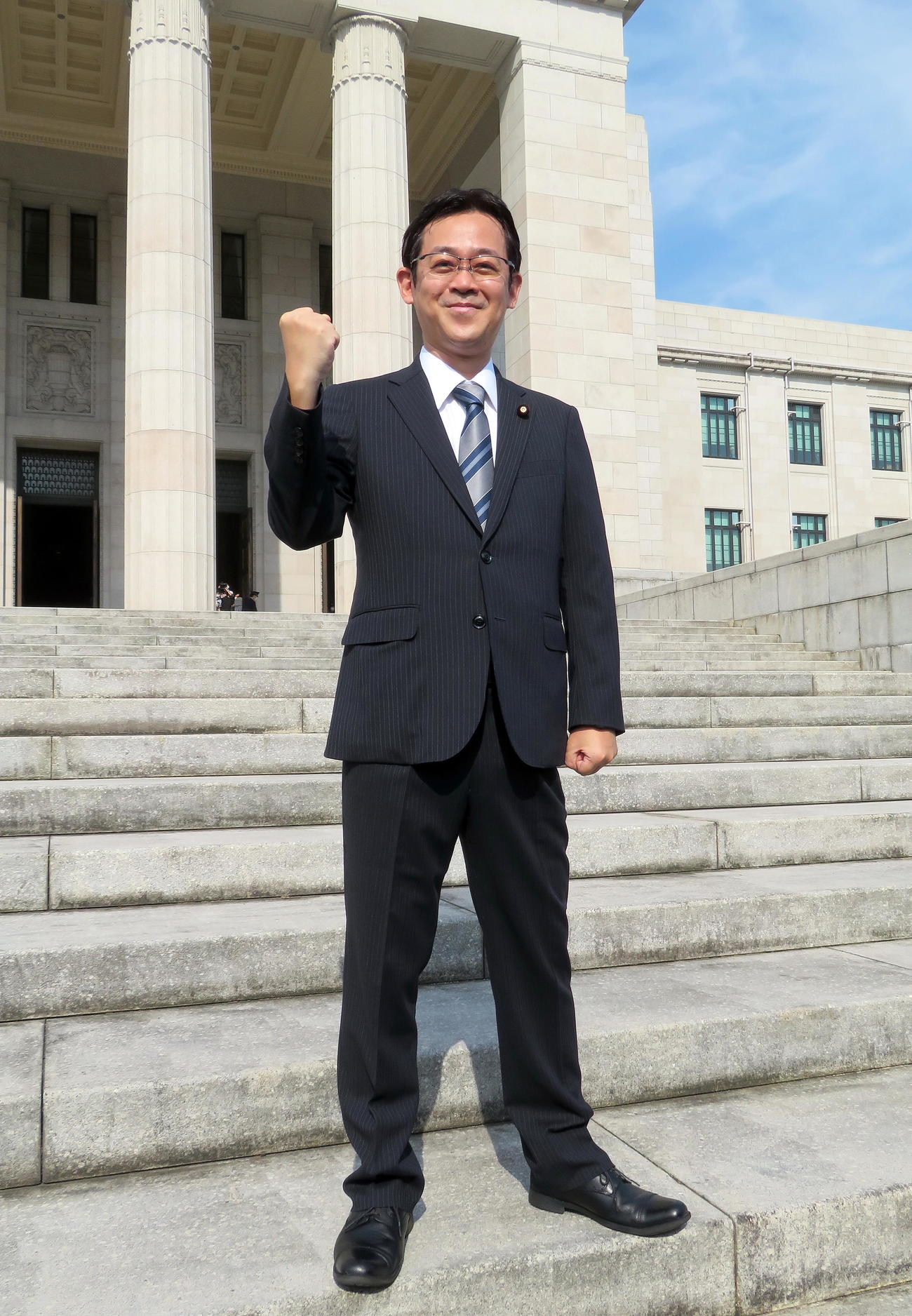 2022年8月、笑顔で初登院する自民党の赤松健議員