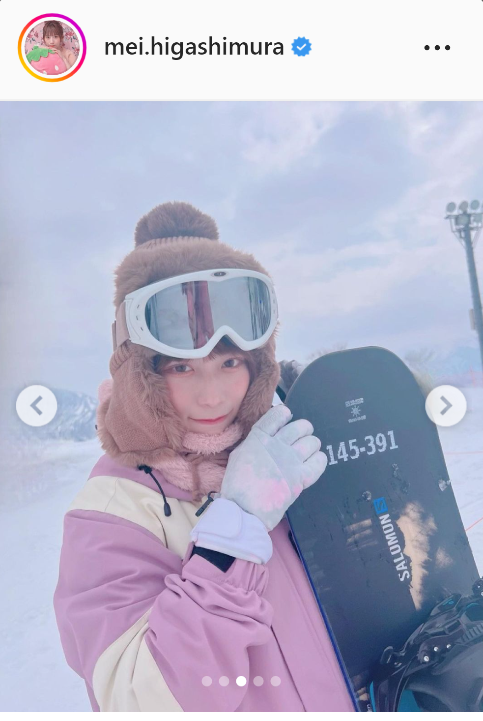 スノーボードウエア姿のショットを公開した日向坂46東村芽依（インスタグラムより）