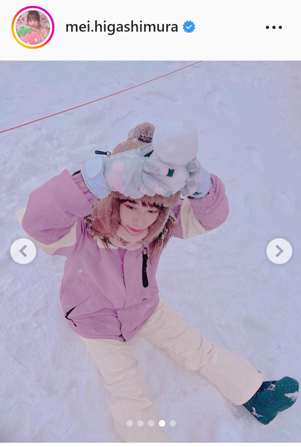 スノーボードウエア姿のショットを公開した日向坂46東村芽依（インスタグラムより）