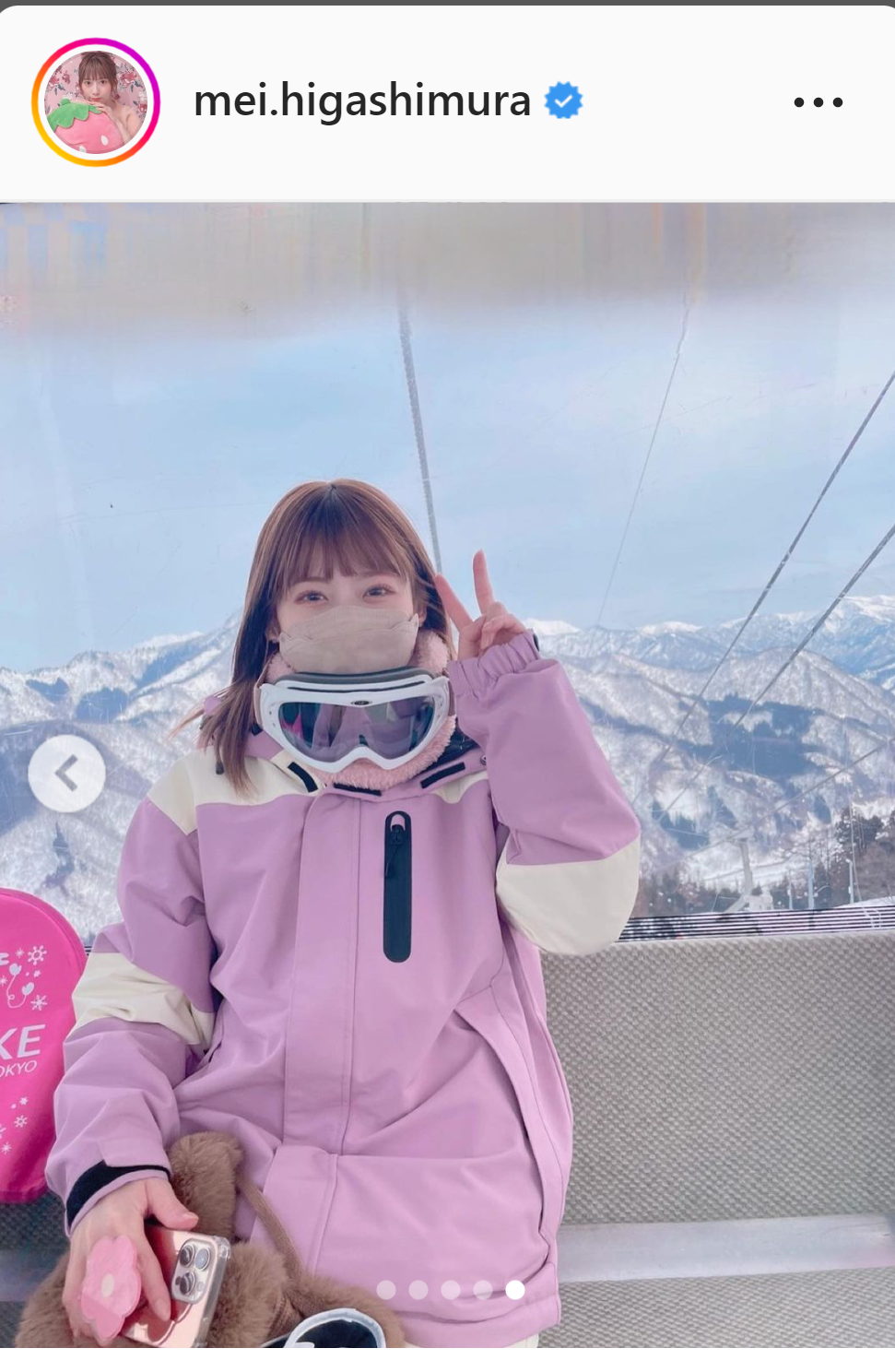 スノーボードウエア姿のショットを公開した日向坂46東村芽依（インスタグラムより）