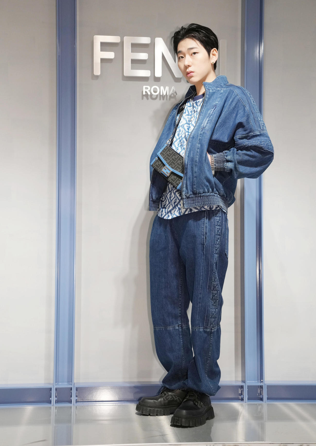 フェンディ表参道店移転オープンイベントのフォトコールでポーズを決めるZICO（撮影・狩俣裕三）