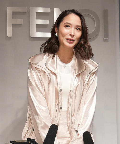 フェンディ表参道店移転オープンイベントのフォトコールで笑顔を見せる広瀬アリス（撮影・狩俣裕三）