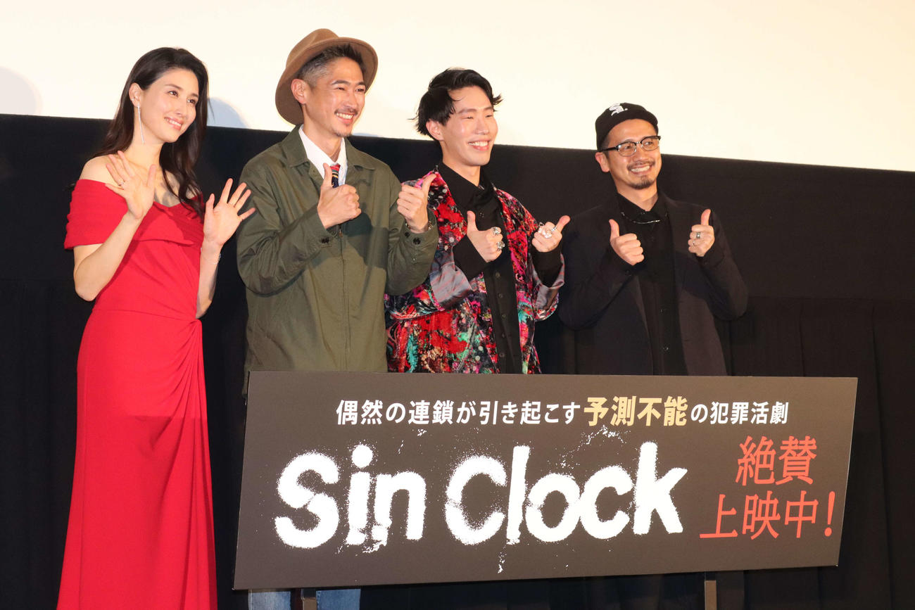 映画「Sin Clock」初日舞台あいさつに登壇した、左から橋本マナミ、窪塚洋介、坂口涼太郎、牧監督（撮影・加藤理沙）