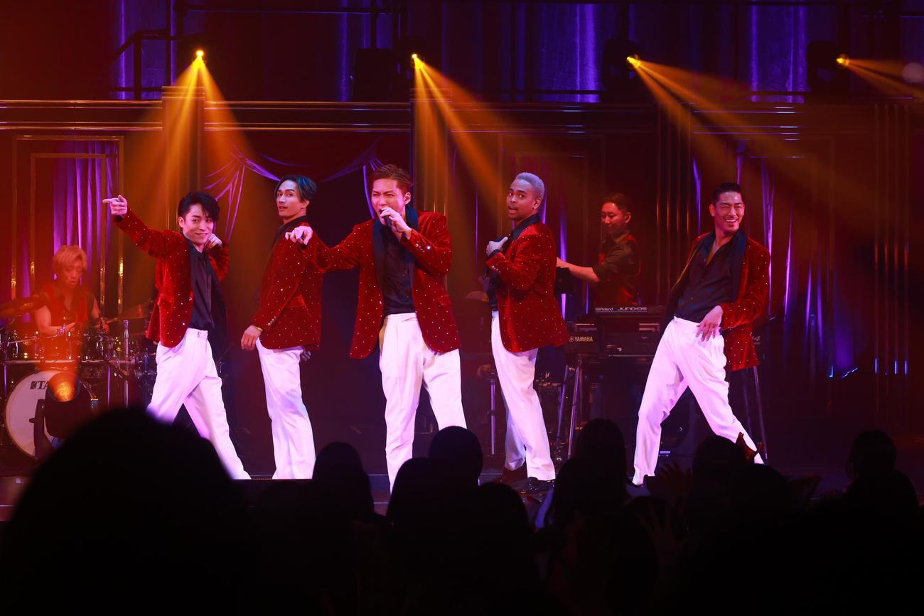 グループ初のホールツアー「Twilight Cinema」初日公演を開催したEXILE THE SECOND。左からEXILE TETSUYA、橘ケンチ、EXILE SHOKICHI、EXILE NESMITH、EXILE AKIRA
