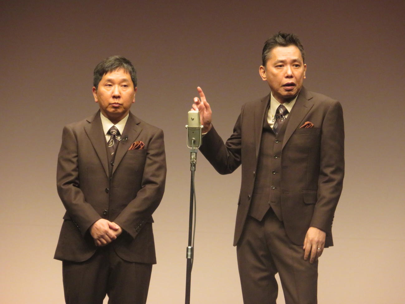 爆笑問題の田中裕二（左）と太田光