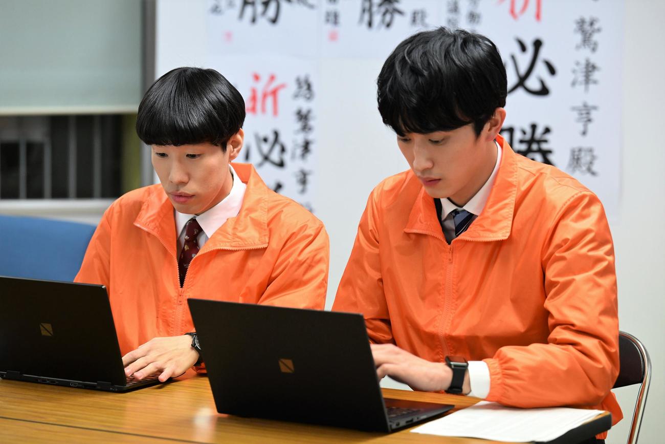 「罠の戦争」に出演する坂口涼太郎（左）、杉野遥亮（C）カンテレ