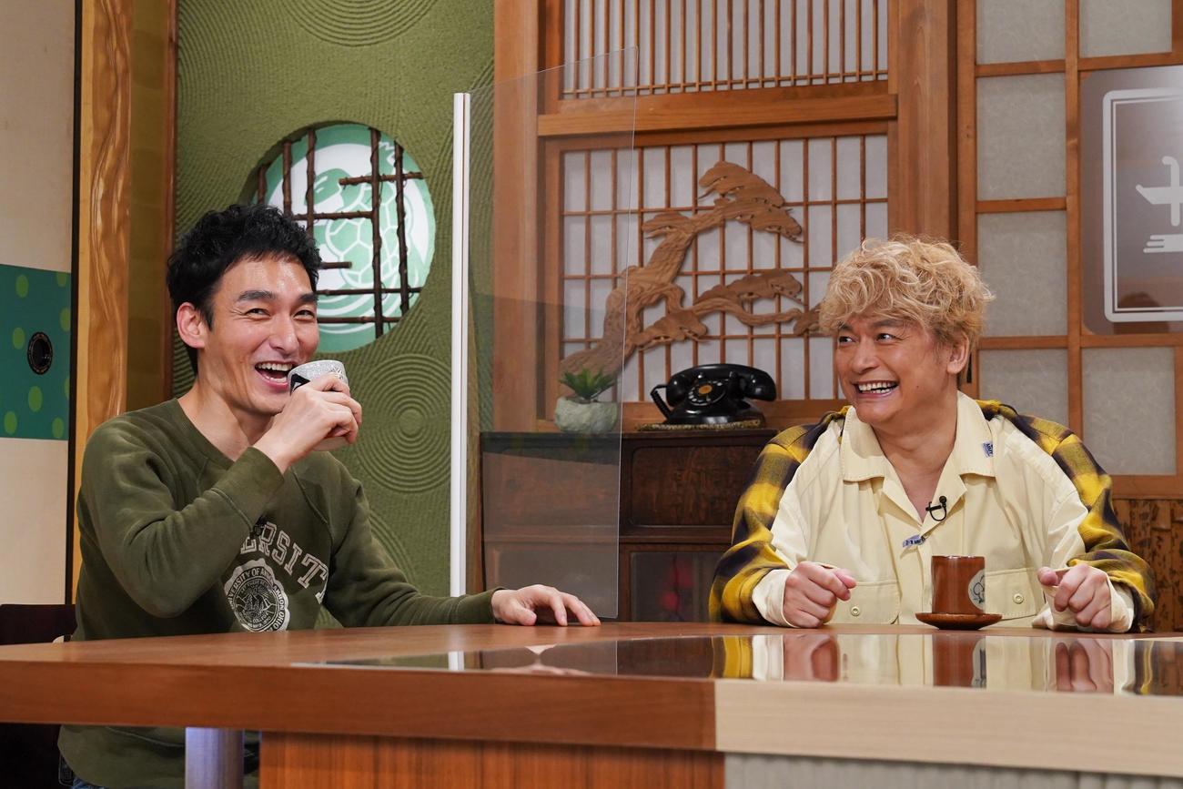笑顔で会話する草なぎ剛（左）と香取慎吾（読売テレビ提供）