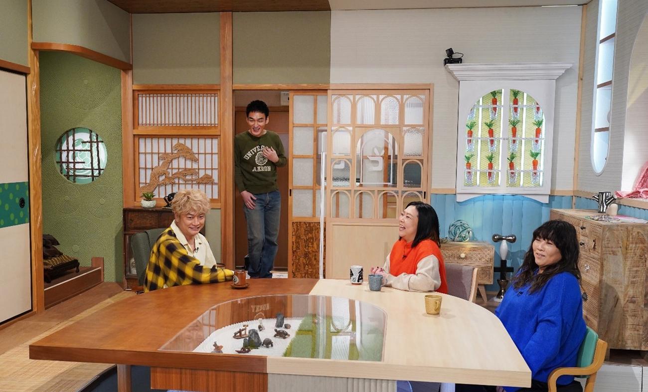 香取慎吾（左）の存在に驚く草なぎ剛（左から2人目）と、見て笑う海原やすよ（左から3人目）、海原ともこ（右）（読売テレビ提供）