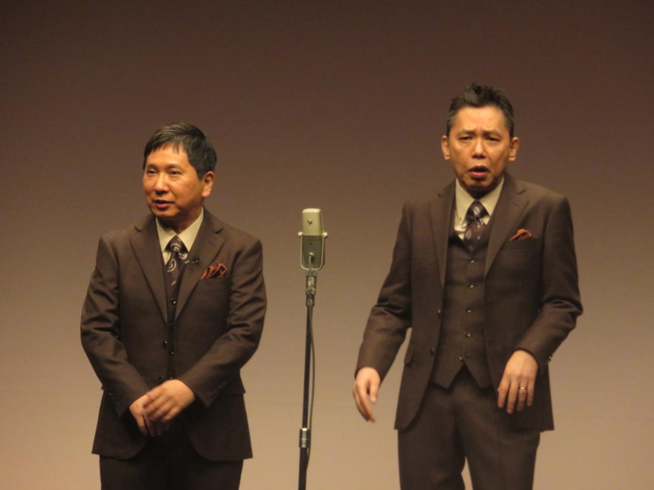 愛短ライブに出演した爆笑問題の田中裕二（左）と太田光