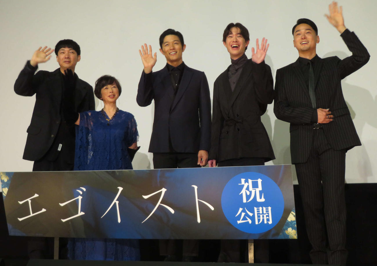 映画「エゴイスト」公開記念舞台あいさつに登壇した、左から松永大司監督、阿川佐和子、鈴木亮平、宮沢氷魚、ドリアン・ロロブリジーダ（撮影・村上幸将）