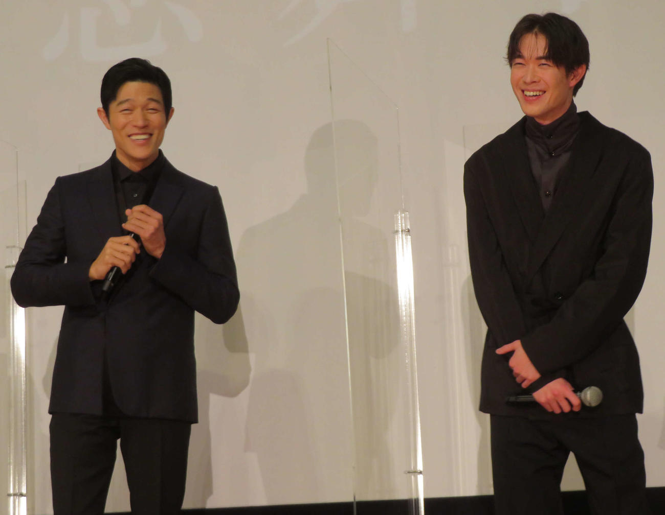 映画「エゴイスト」公開記念舞台あいさつで笑みを交わす鈴木亮平（左）と宮沢氷魚（撮影・村上幸将）