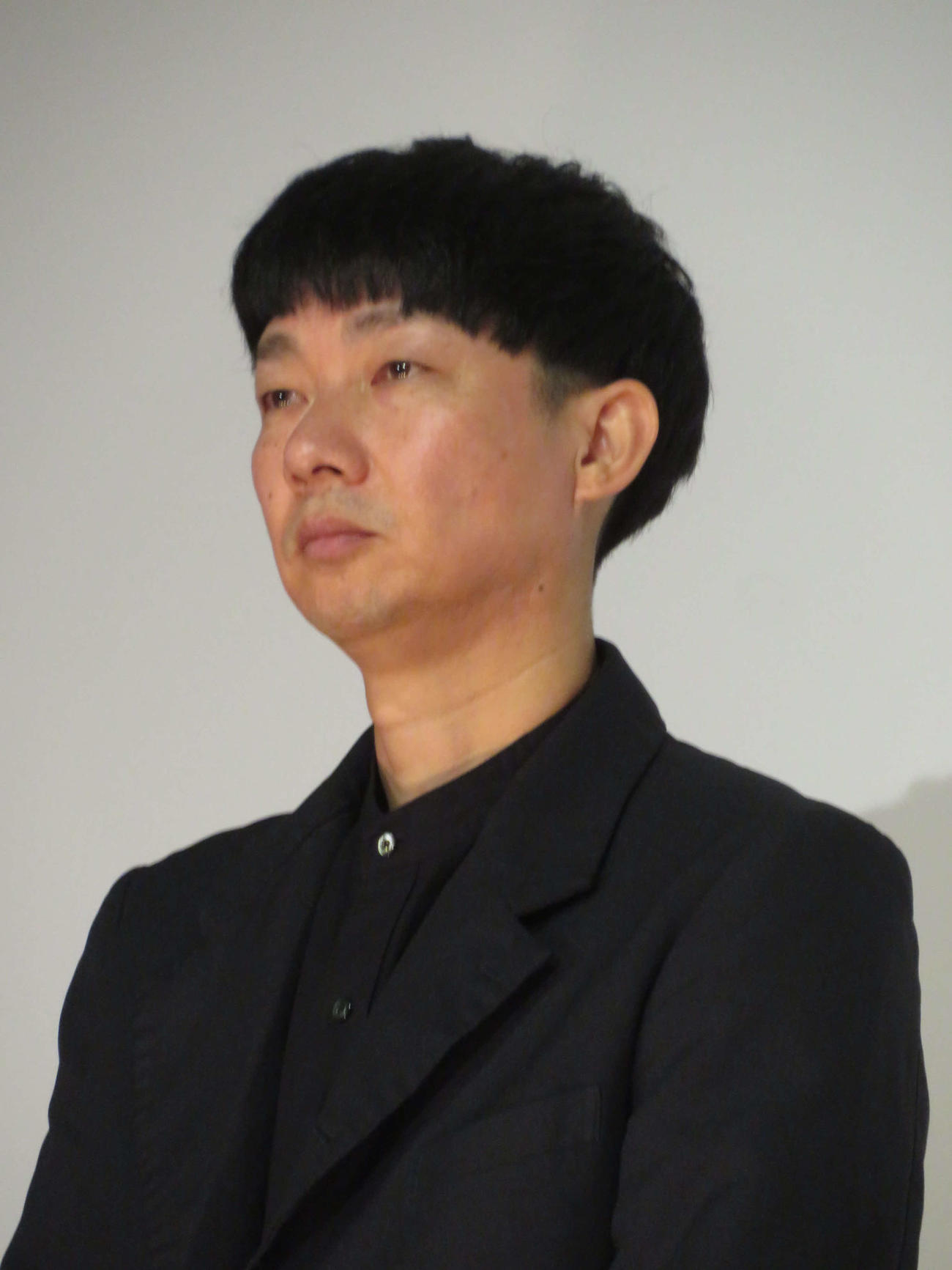 映画「エゴイスト」公開記念舞台あいさつで涙ぐむ松永大司監督（撮影・村上幸将）
