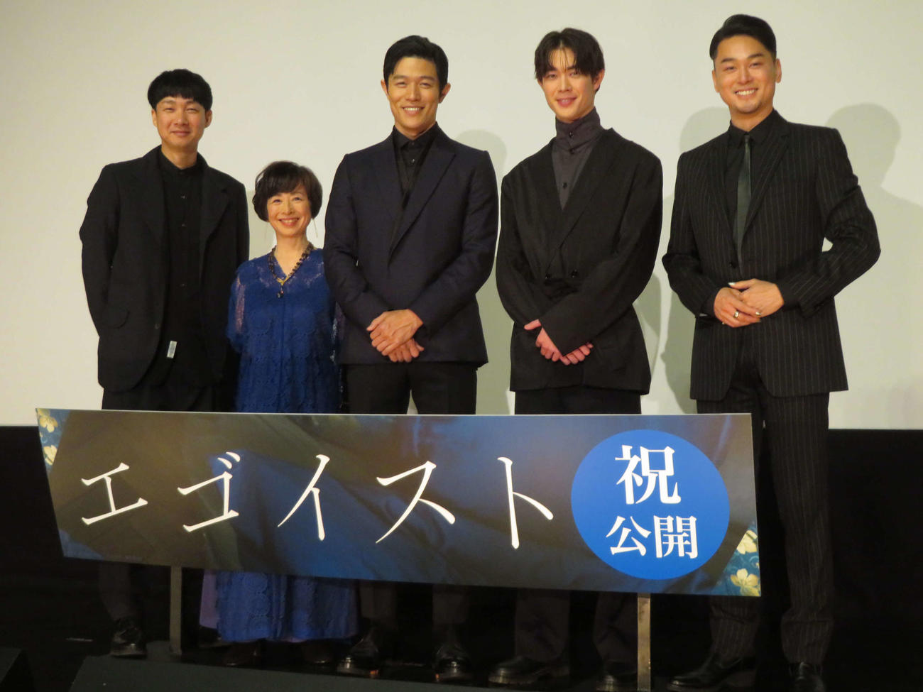 映画「エゴイスト」公開記念舞台あいさつに登壇した、左から松永大司監督、阿川佐和子、鈴木亮平、宮沢氷魚、ドリアン・ロロブリジーダ（撮影・村上幸将）