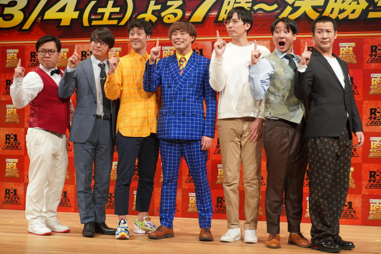 「R－1グランプリ2023」決勝進出した、左からYes！アキト、寺田寛明、ラパルフェ都留、サツマカワRPG、カベポスター永見、田津原理音、コットンきょん（撮影・佐藤成）
