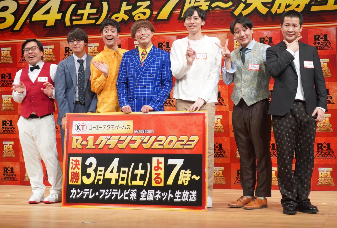 「R－1グランプリ2023」決勝進出した、左からYes！アキト、寺田寛明、ラパルフェ都留、サツマカワRPG、カベポスター永見、田津原理音、コットンきょん（撮影・佐藤成）