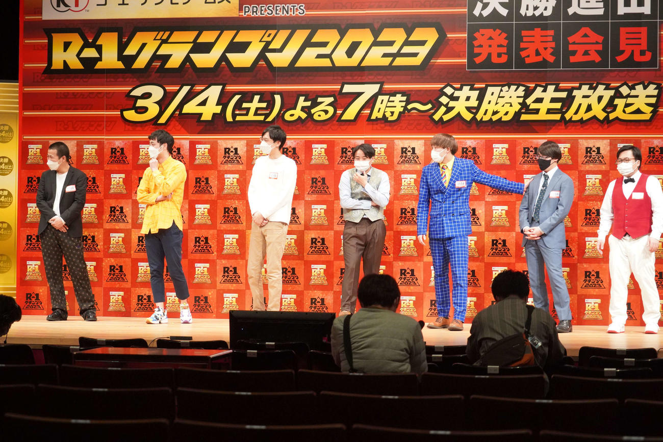 「R－1グランプリ2023」決勝進出した、左からコットンきょん、ラパルフェ都留、田津原理音、カベポスター永見、サツマカワRPG、寺田寛明、Yes！アキト（撮影・佐藤成）