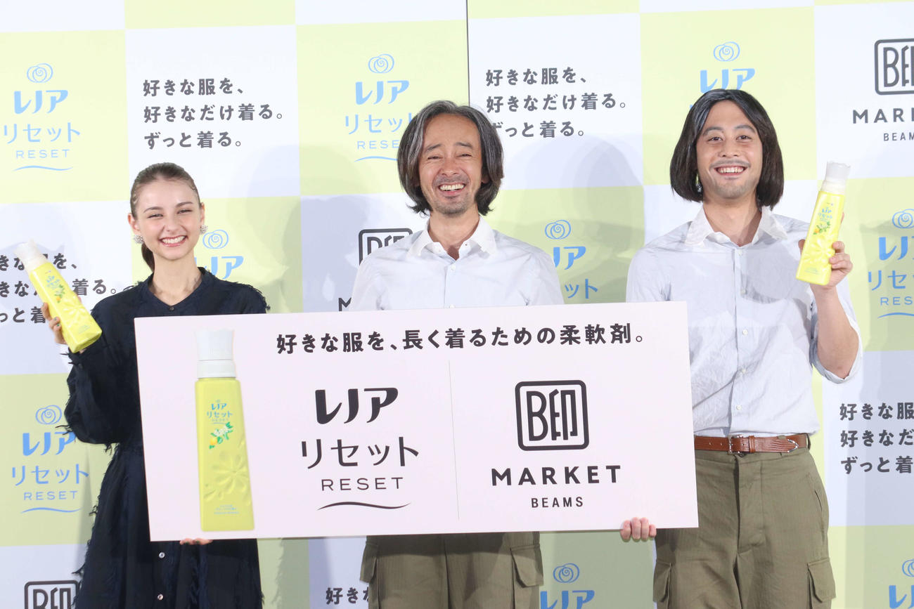 左から嵐莉菜、滝藤賢一、ラパルフェの都留拓也（2022年12月撮影）