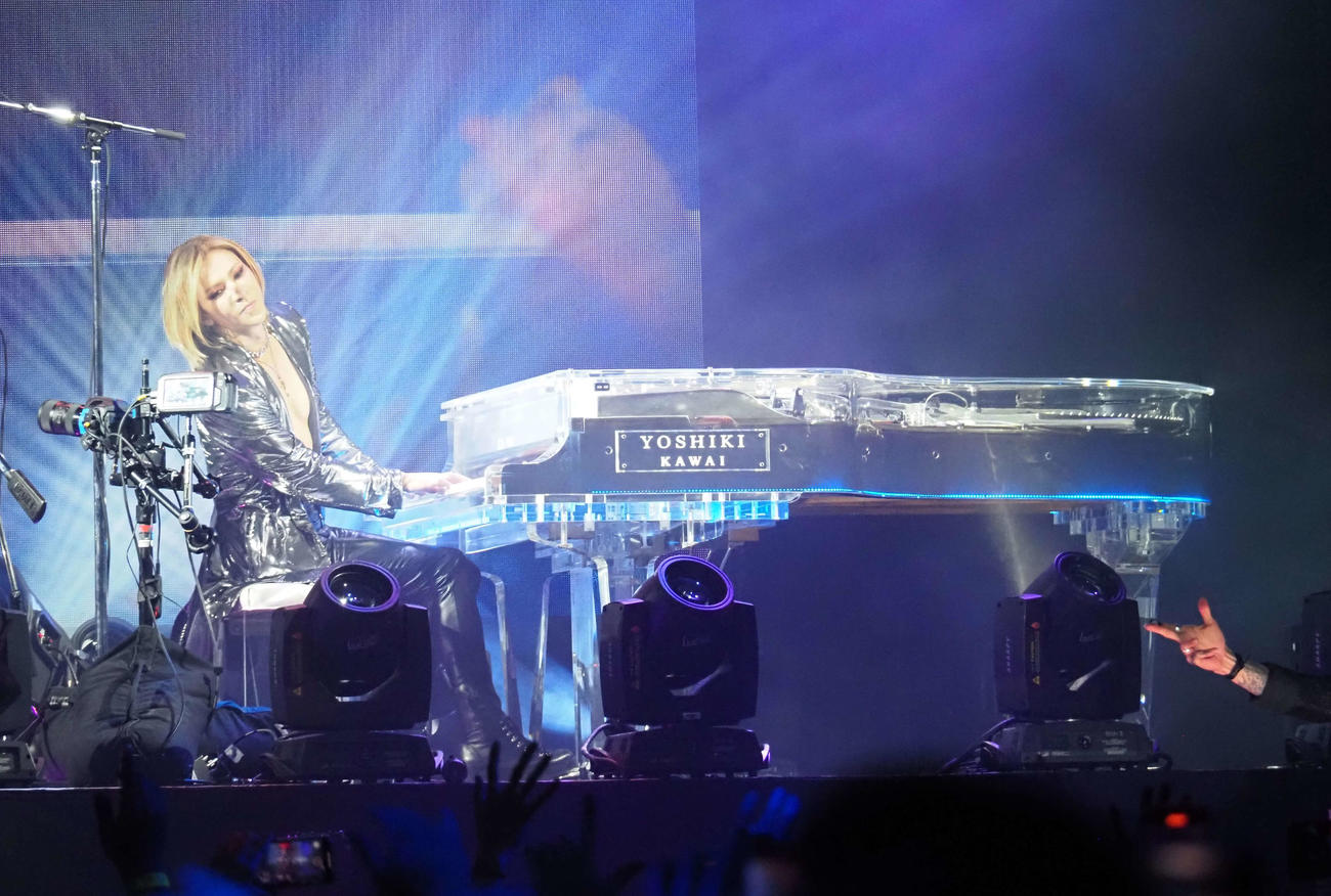 ピアノを演奏するYOSHIKI（撮影・遠藤尚子）