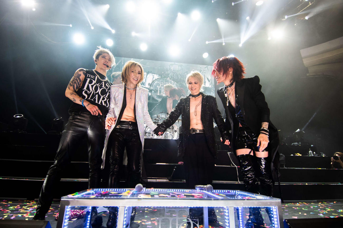 ロサンゼルスでデビューツアー最終公演を行ったTHE LAST ROCKSTARSのメンバー。左からMIYAVI、YOSHIKI、HYDE、SUGIZO