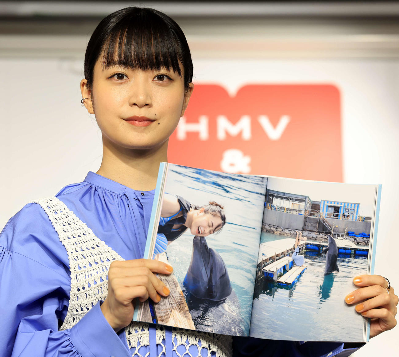 写真集「Free Mind」発売で、お気に入りのイルカとのショットを見せる深川麻衣（撮影・浅見桂子）