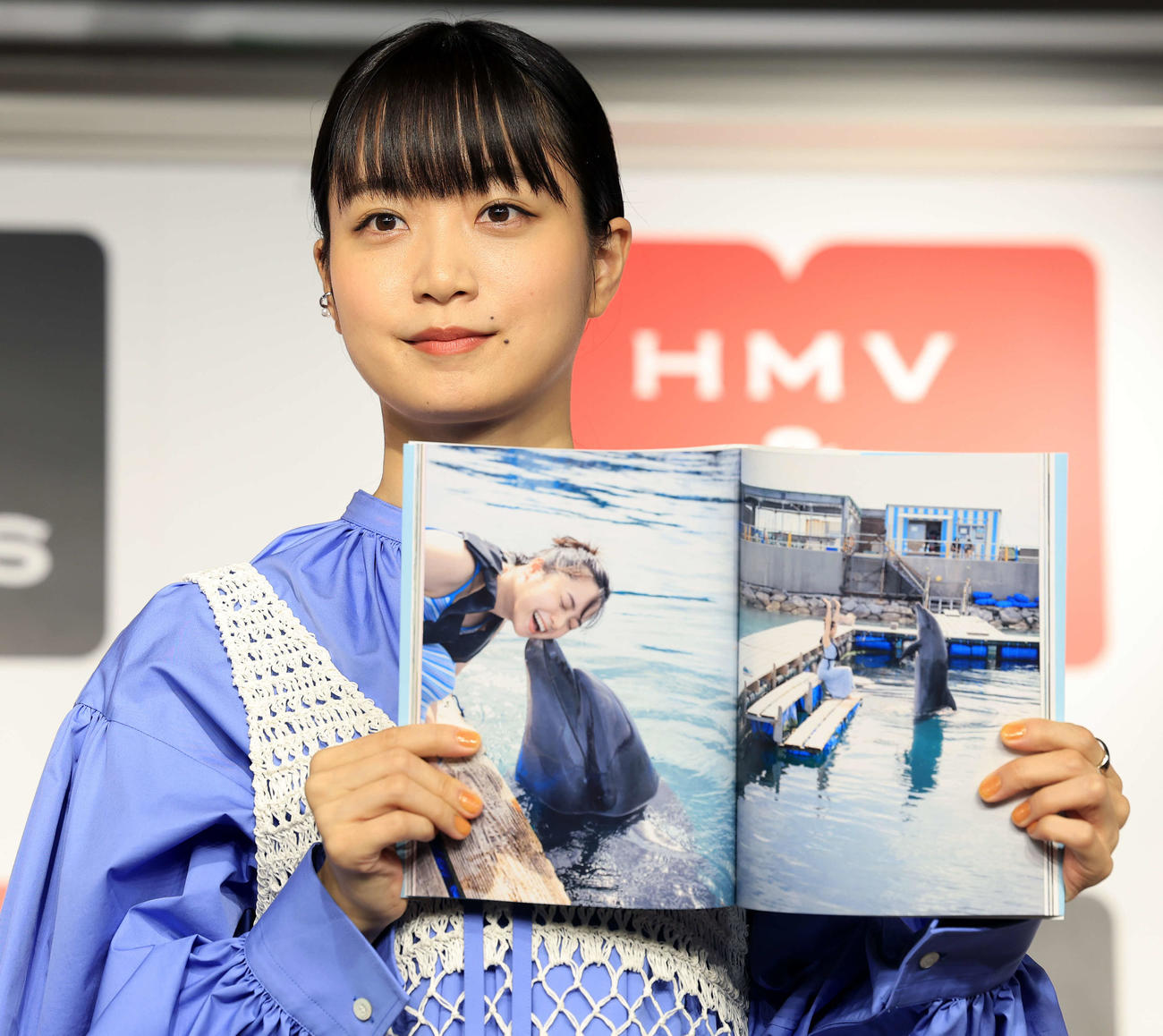 写真集「Free Mind」発売で、お気に入りのイルカとのショットを見せる深川麻衣（撮影・浅見桂子）