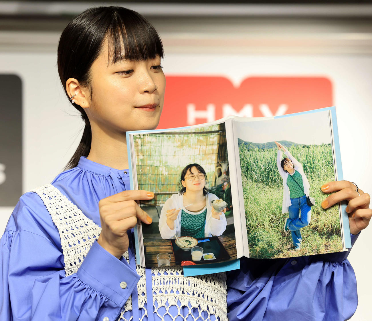 写真集「Free Mind」発売で、お気に入りのショットを見せる深川麻衣（撮影・浅見桂子）