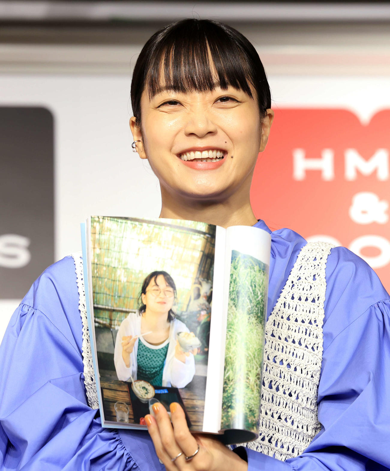 写真集「Free Mind」発売で、お気に入りのショットを見せる深川麻衣（撮影・浅見桂子）