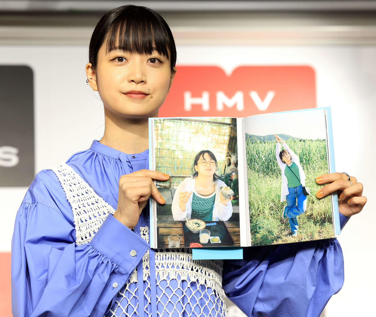 写真集「Free Mind」発売で、お気に入りのショットを見せる深川麻衣（撮影・浅見桂子）