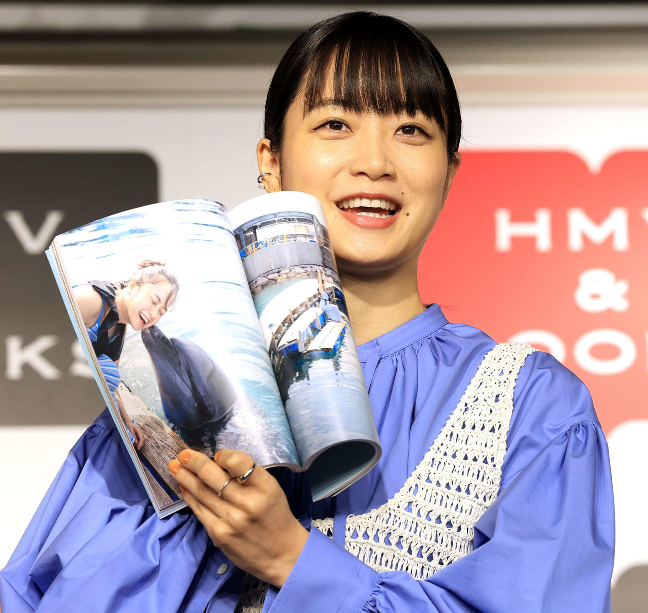写真集「Free Mind」発売で、お気に入りのイルカとのショットを見せる深川麻衣（撮影・浅見桂子）