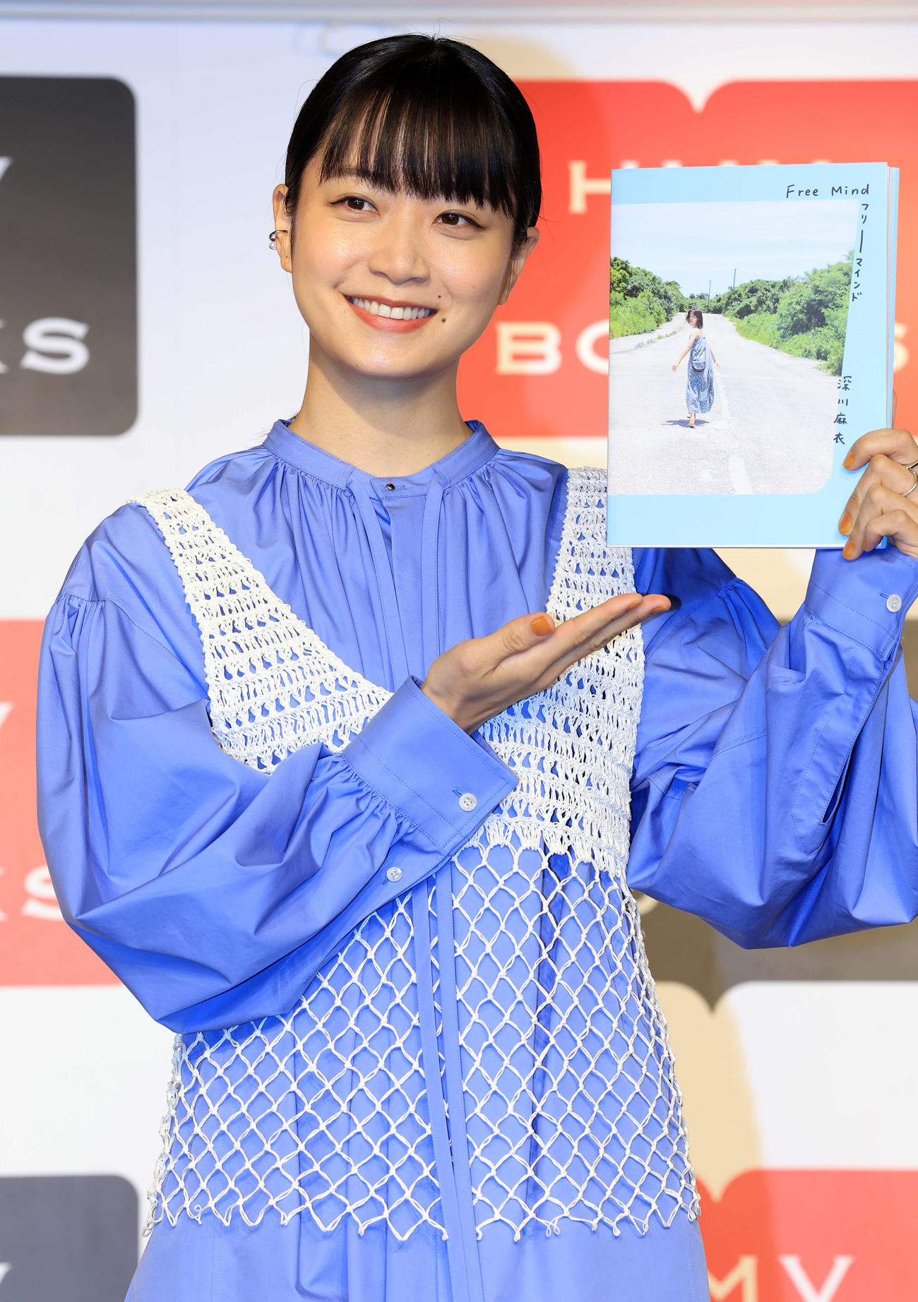 写真集「Free Mind」発売で笑顔を見せる深川麻衣（撮影・浅見桂子）