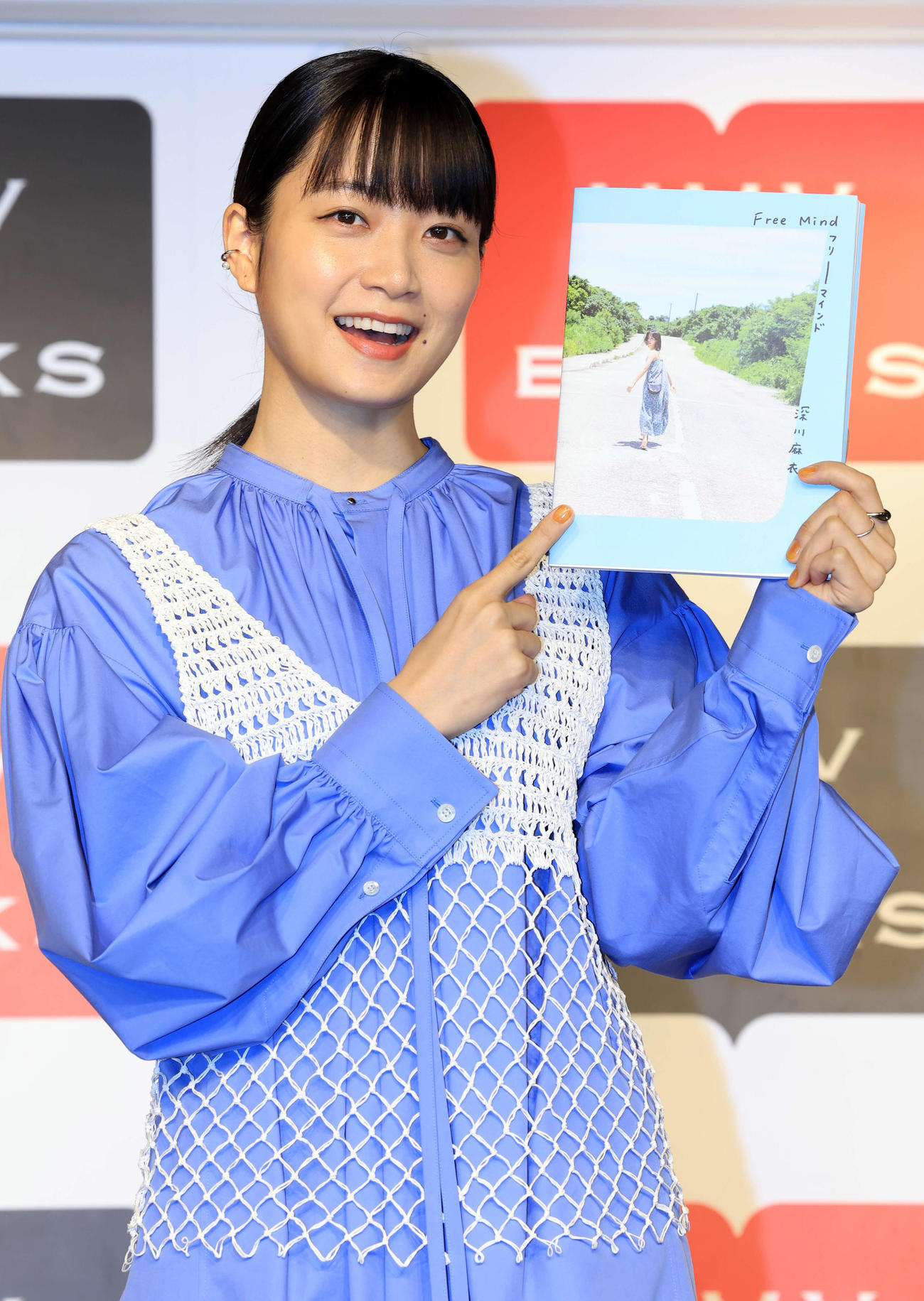 写真集「Free Mind」発売で、指をさして笑顔を見せる深川麻衣（撮影・浅見桂子）