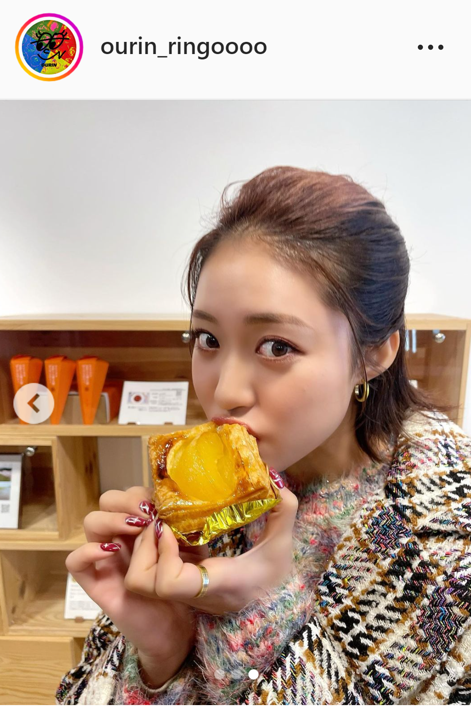 りんごあめなどを食べた様子を公開した王林（インスタグラムより）