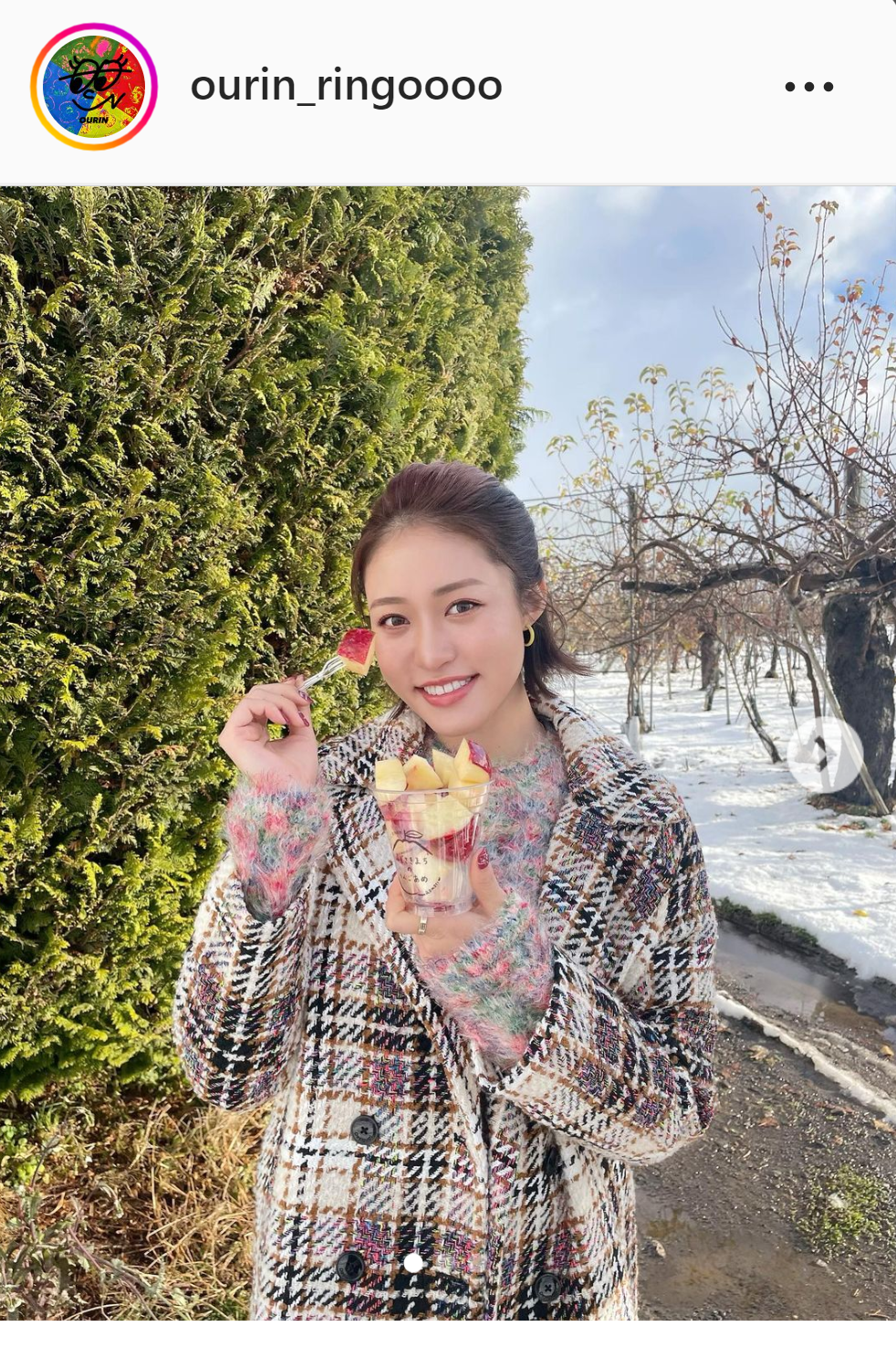 りんごあめなどを食べた様子を公開した王林（インスタグラムより）