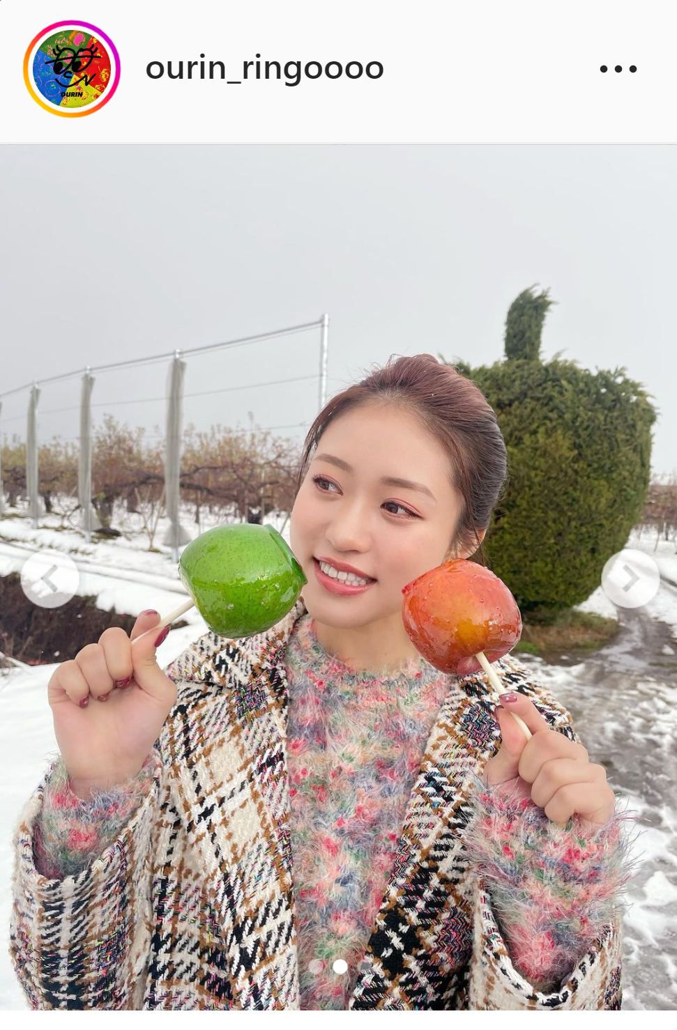 りんごあめなどを食べた様子を公開した王林（インスタグラムより）