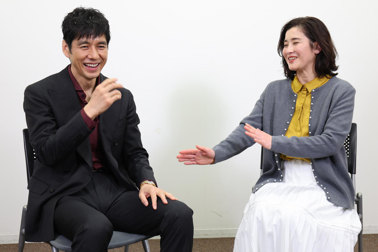 テレビ朝日系ドラマ「警視庁アウトサイダー」で共演中の西島秀俊（左）と石田ひかりは、対談中に笑顔で盛り上がる（撮影・野上伸悟）
