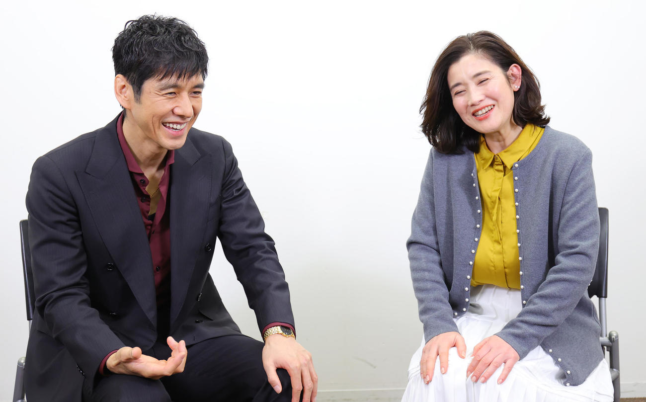 テレビ朝日系ドラマ「警視庁アウトサイダー」で共演中の西島秀俊（左）と石田ひかりは、対談中に笑顔で盛り上がる（撮影・野上伸悟）